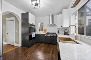 ثلاجة، فرن، موقد طهي مسطح، غسالة أطباق