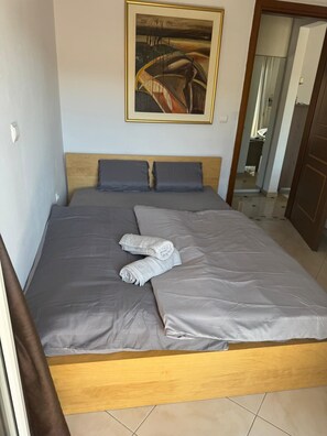 1 habitación, tabla de planchar con plancha y ropa de cama 