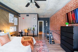 1 slaapkamer, een bureau, een strijkplank/strijkijzer, wifi