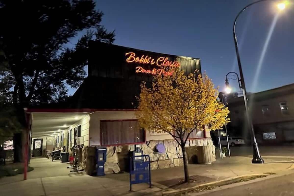 Un edificio con un letrero de neón que dice "Bobbi's Classic Diner & Restaurant" de noche.