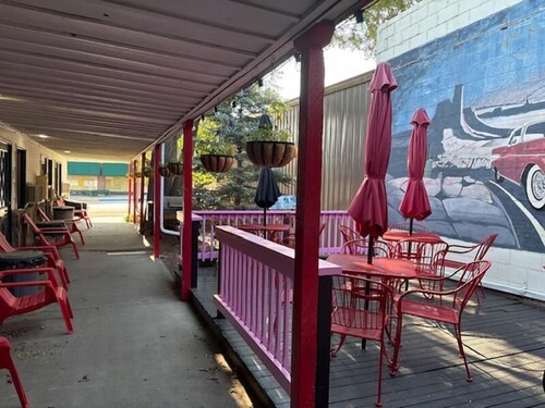 Bobbi's Classic Motel