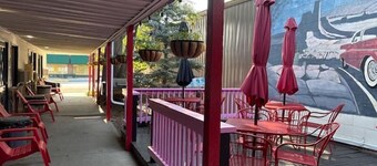 Bobbi's Classic Motel