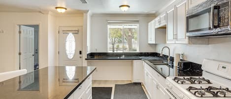Refrigerador, microondas, parrilla de estufa y cafetera y tetera