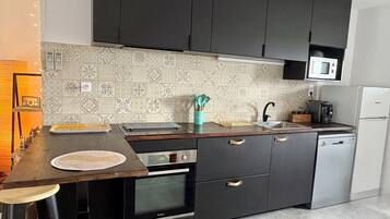 Réfrigérateur, micro-ondes, four, plaque de cuisson