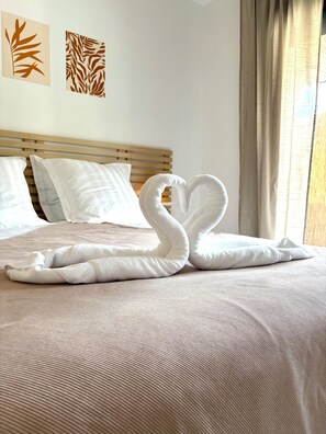 2 bedrooms, travel cot, free WiFi, bed sheets