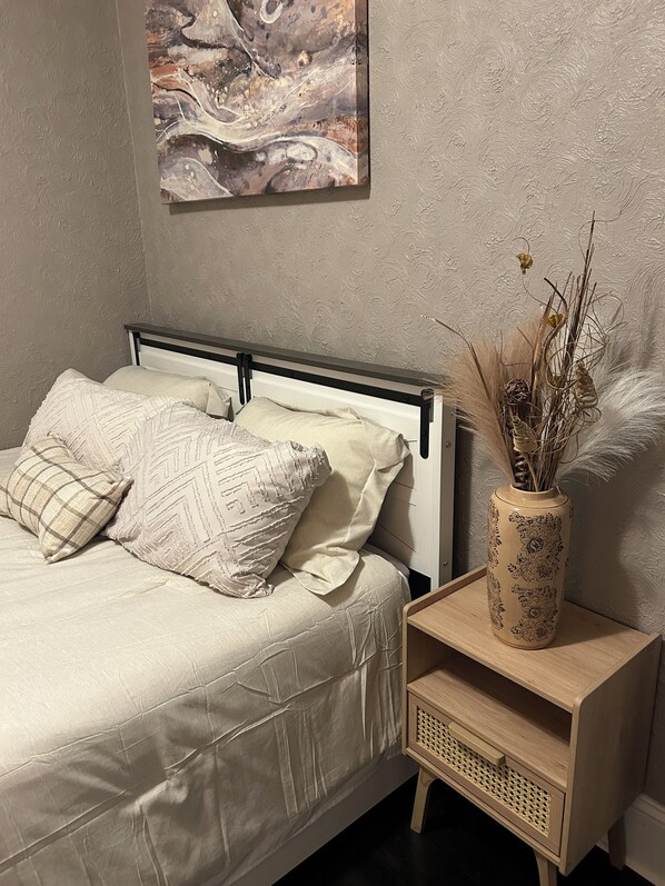 2 bedrooms, iron/ironing board, WiFi, bed sheets