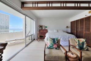 1 bedroom, iron/ironing board, WiFi, bed sheets - Monthly Ilikai 1142 Ocean / Lagoon / King Bed, Sofa Bed (Waikiki)