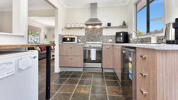 ثلاجة، ميكروويف، فرن، موقد طهي مسطح