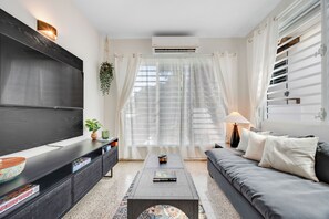 Appartement Supérieur | Coin séjour | Télévision LED de 32 pouces avec chaînes par câble