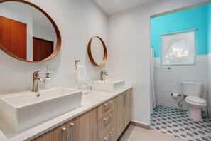 Shower, towels, soap, shampoo - Piccioni by Otium (San Juan)