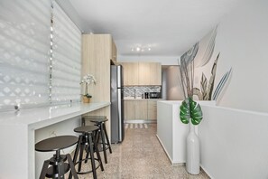 Appartement Supérieur | Cuisine privée | Réfrigérateur, batterie de cuisine, vaisselle et ustensiles