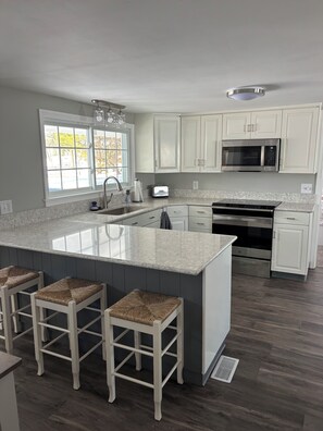 Køleskab, mikrobølgeovn, ovn, kogeplade