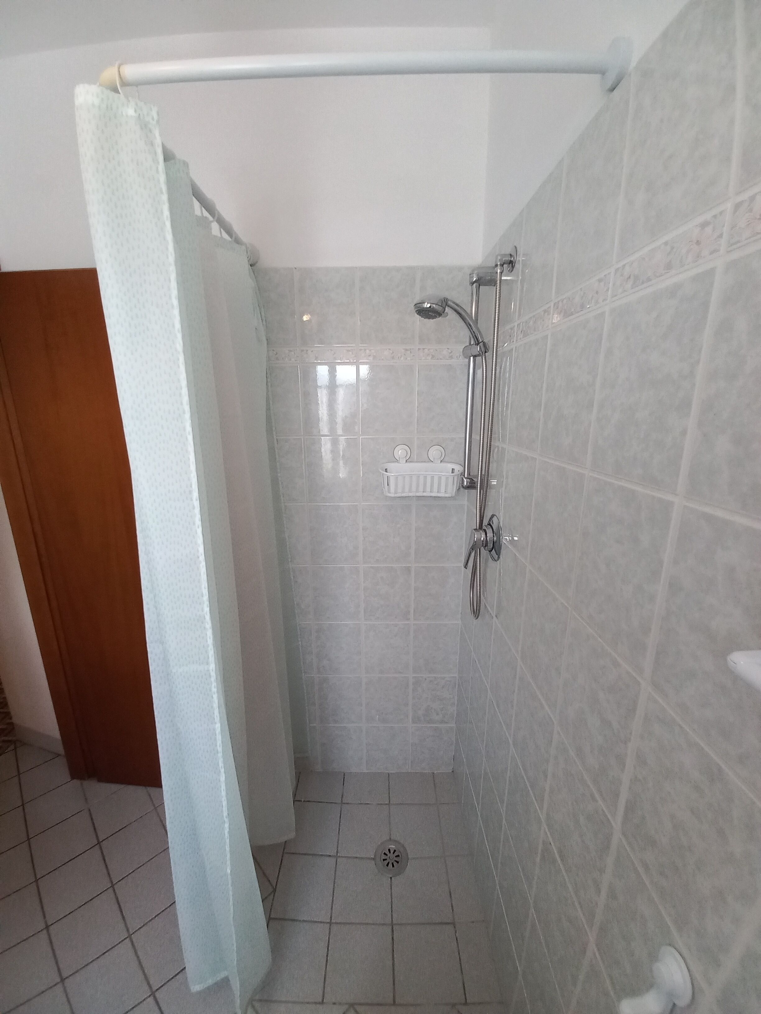 Sèche-cheveux, bidet, serviettes fournies, savon