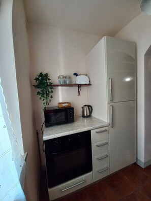 Microondas, horno, placa de cocina y lavavajillas