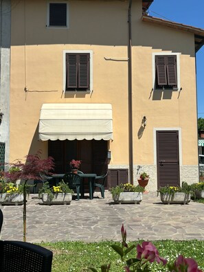 Outdoor dining - Grandparents' house-House with garden and parking 2 km from the center of Lucca (Lucca)