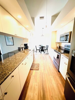 Mikrobølgeovn, ovn, kogeplade, opvaskemaskine