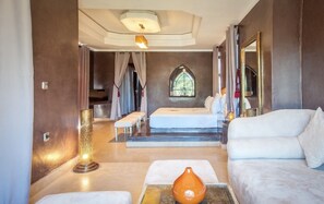 12 slaapkamers, een strijkplank/strijkijzer, wifi, beddengoed