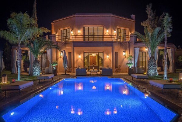 حمام سباحة