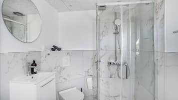 Deluxe Studio | Bathroom