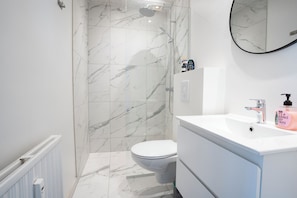 Bathroom - Modernized Bed & Bath   (Holstebro)