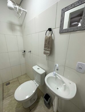 Toalhas de banho, papel higiênico