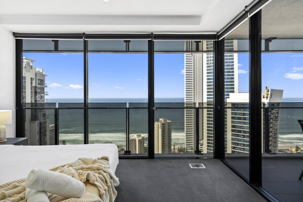 1 bedroom, in-room safe, iron/ironing board, free WiFi - Modern 1 Bedroom + Study Apartment with Ocean View (Surfers Paradise)