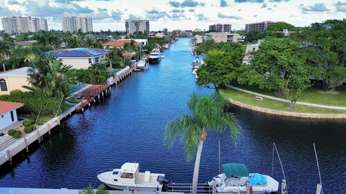 Stunning Waterfront Condo, Fully Remodeled – Bring Your Boat, No Fixed Bridges!
