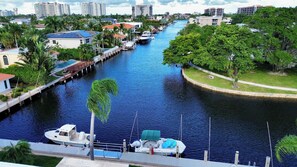Marina - Stunning Waterfront Condo, Fully Remodeled – Bring Your Boat, No Fixed Bridges! (Boca Raton)