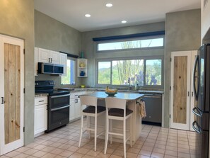 Microondas, horno, parrilla de estufa y lavavajillas