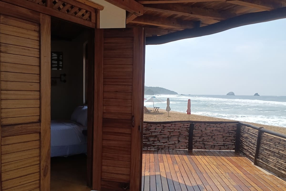 Escritorio, espacio para trabajar con laptop y ropa de cama