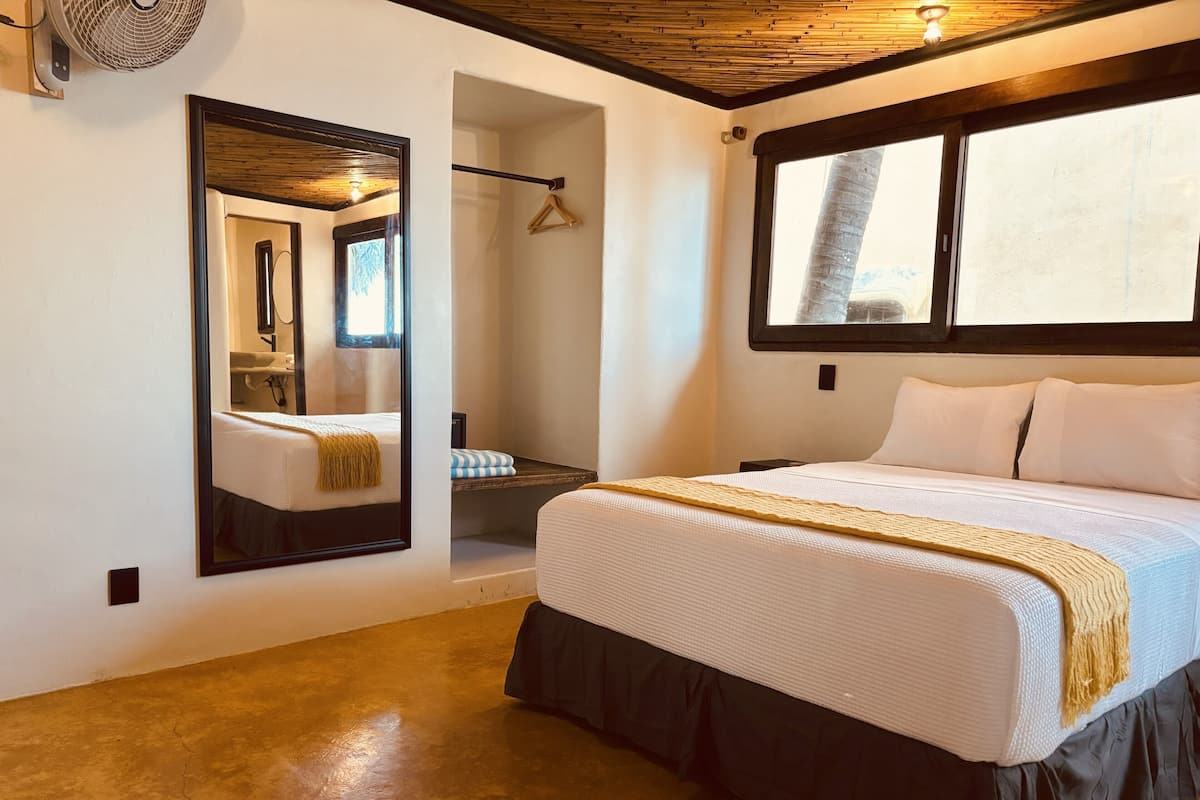 Basic Room | Meja, ruang kerja komputer riba, cadar katil