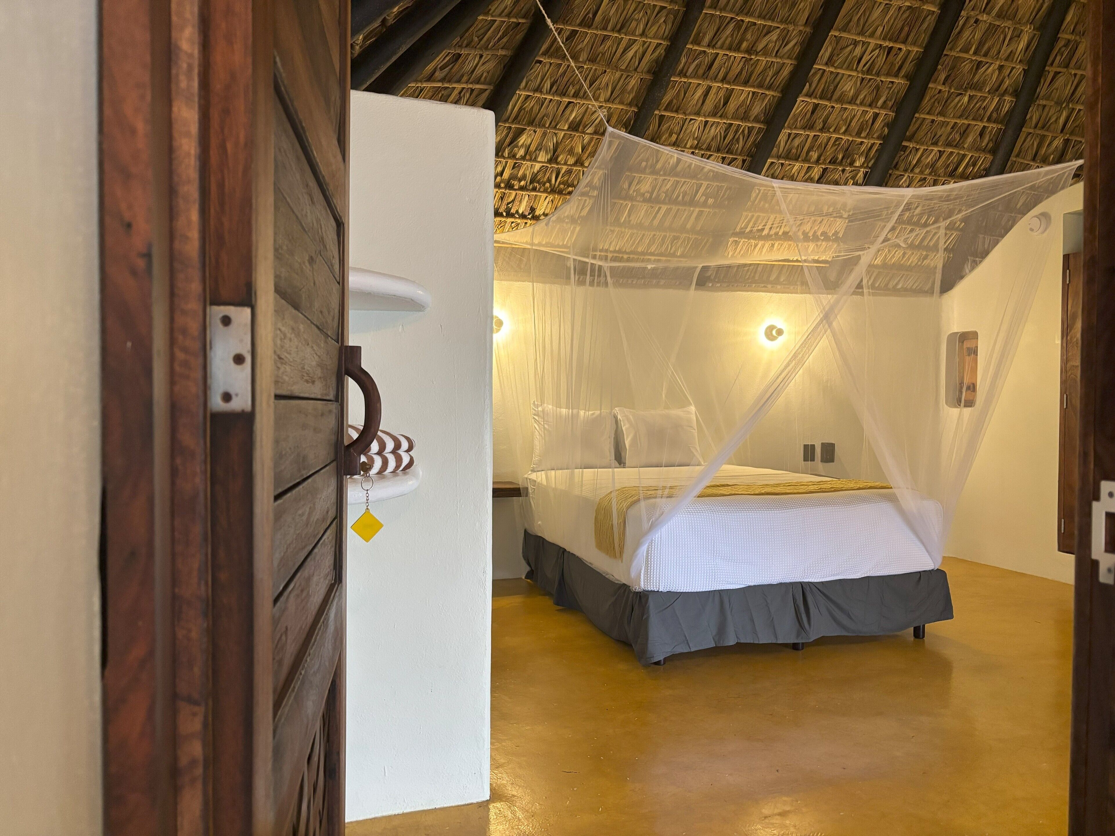 Quarto superior | Escrivaninha, espaço de trabalho para notebook, roupa de cama