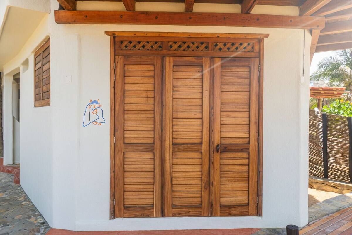 Escritorio, espacio para trabajar con laptop y ropa de cama 