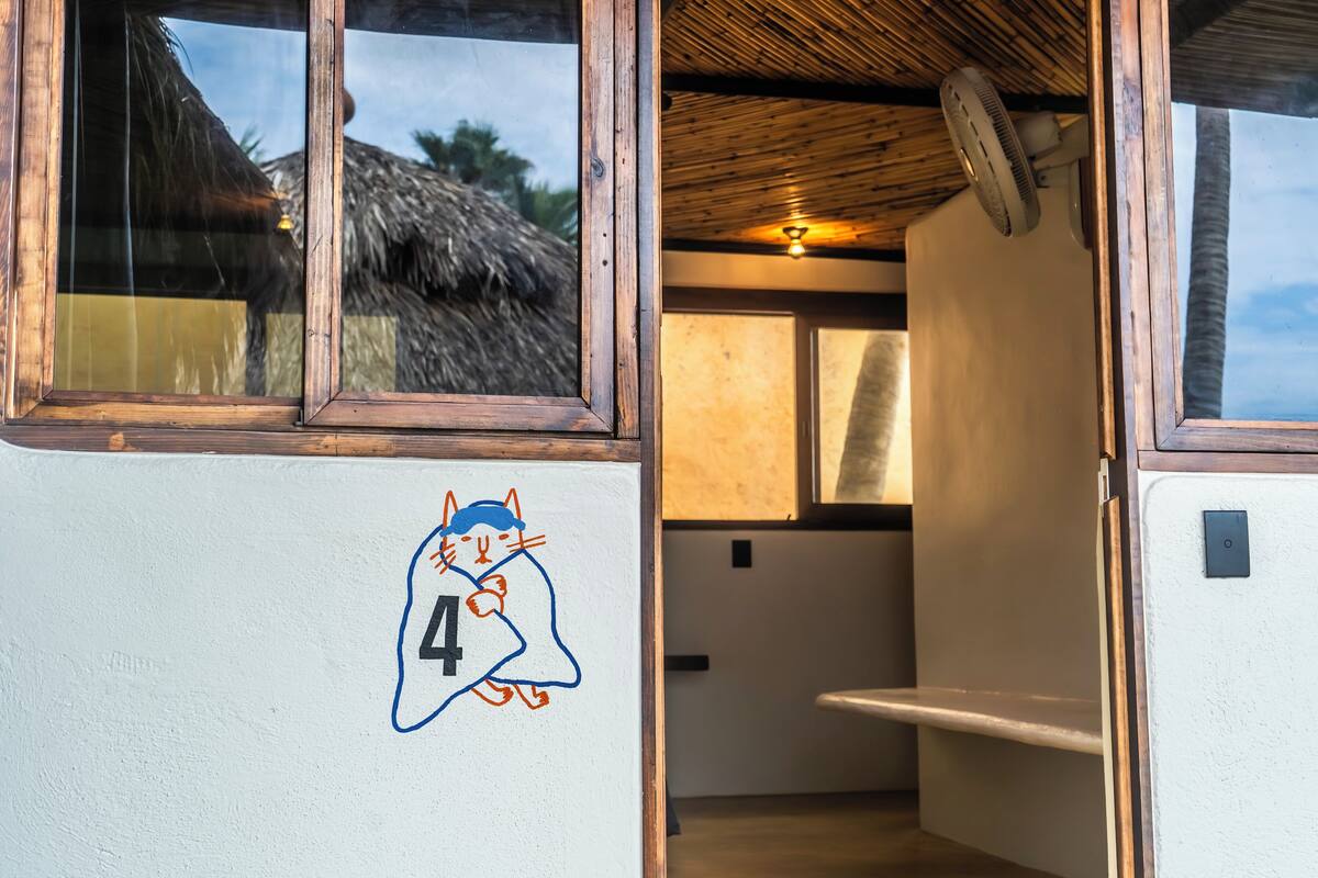 Escritorio, espacio para trabajar con laptop y ropa de cama 