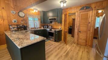 雪櫃、微波爐、焗爐、爐具