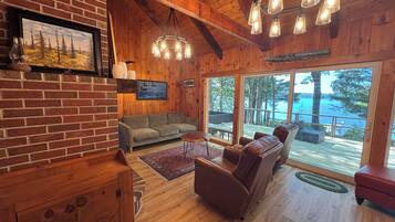 智能電視、壁爐、書籍