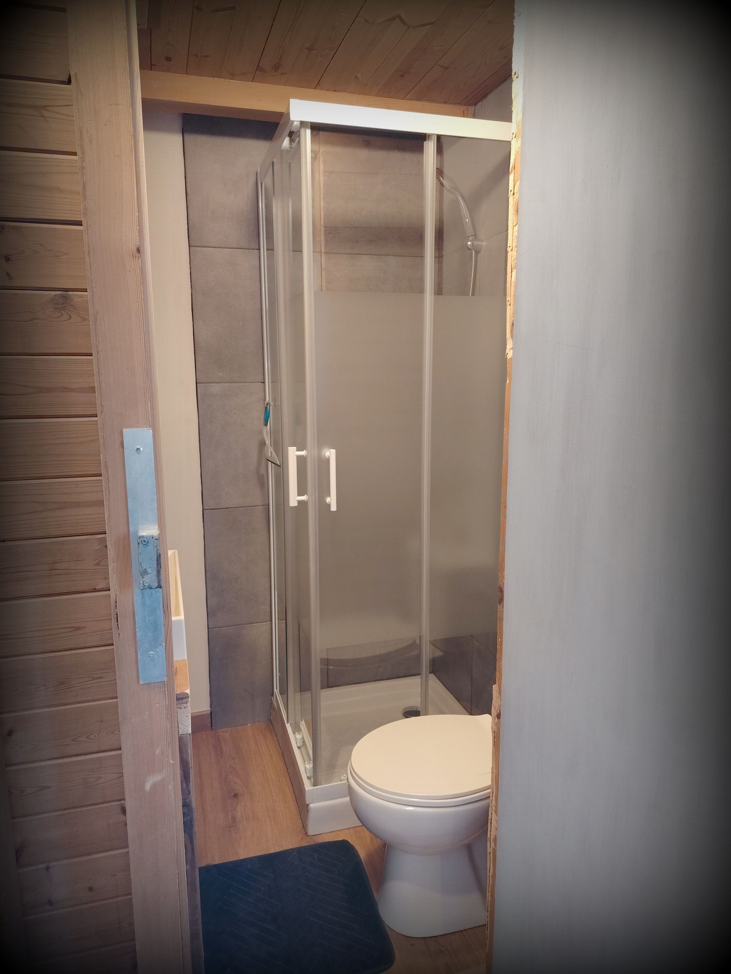 Douche, serviettes fournies, papier toilette