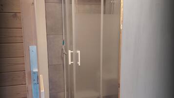 Douche, serviettes fournies, papier toilette