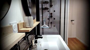 Douche, serviettes fournies, savon, papier toilette