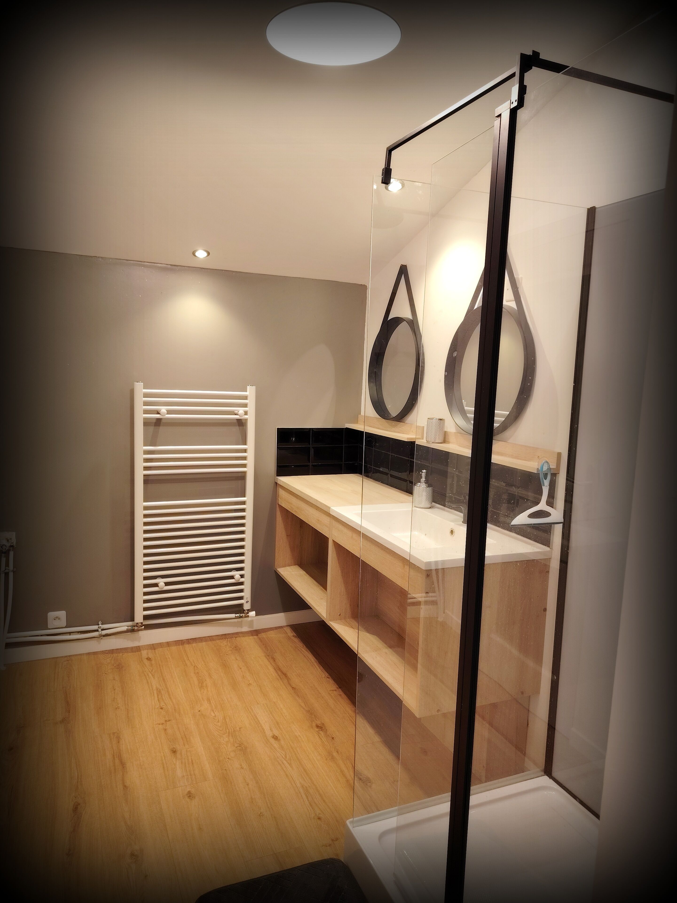 Een douche, handdoeken, zeep, toiletpapier