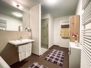 Douche, sèche-cheveux, serviettes fournies, savon