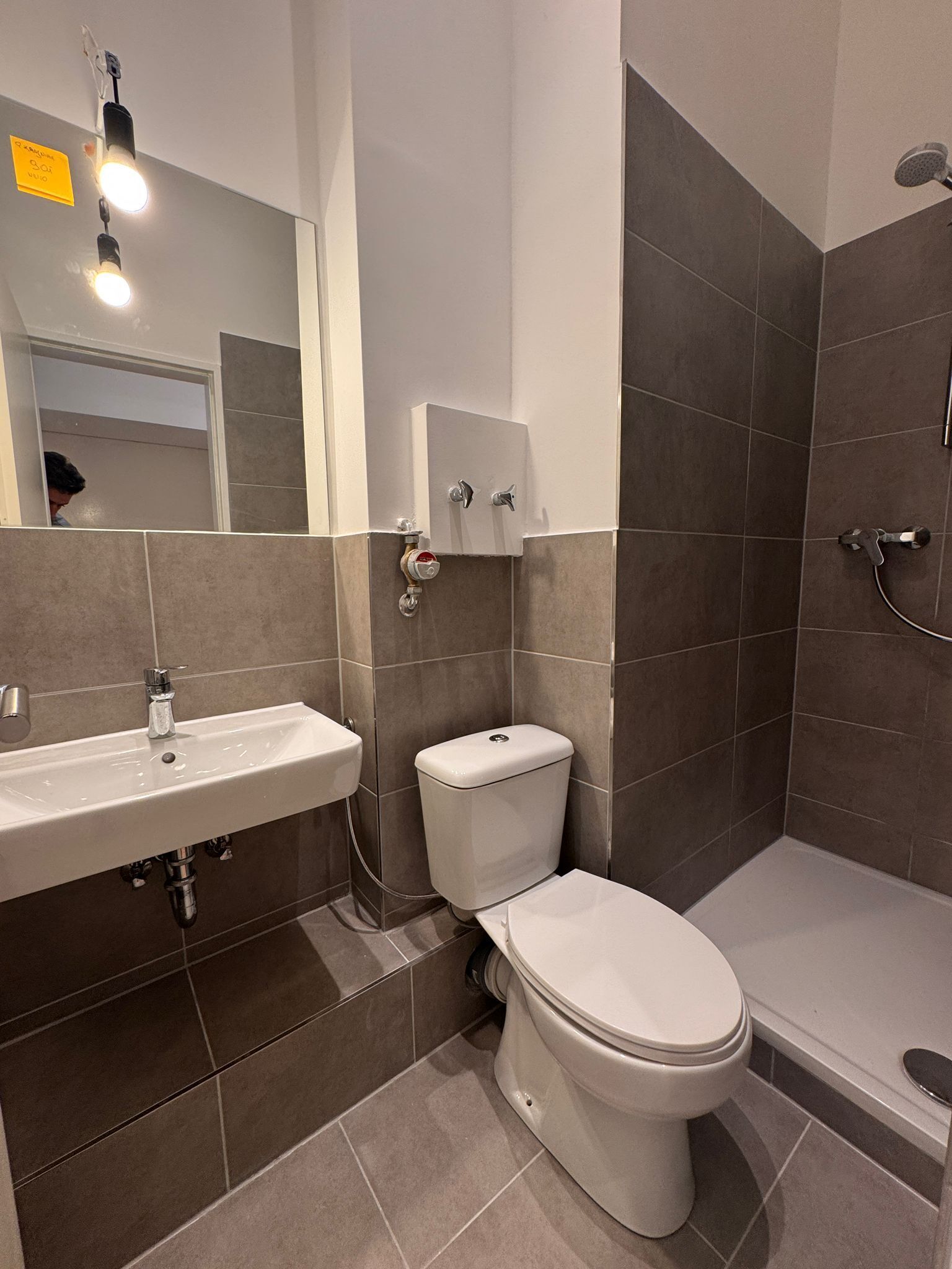 Suihku, hiustenkuivaaja, pyyhkeet, saippua