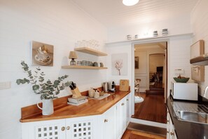 Fridge, microwave, oven, stovetop - The Balfour - Classic Cottage in CBD Café Quarter (Launceston)