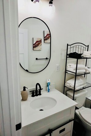 Soap, toilet paper - New Cozy 1 bed 1 bath Duplex- Downtown Chattanooga (Chattanooga)