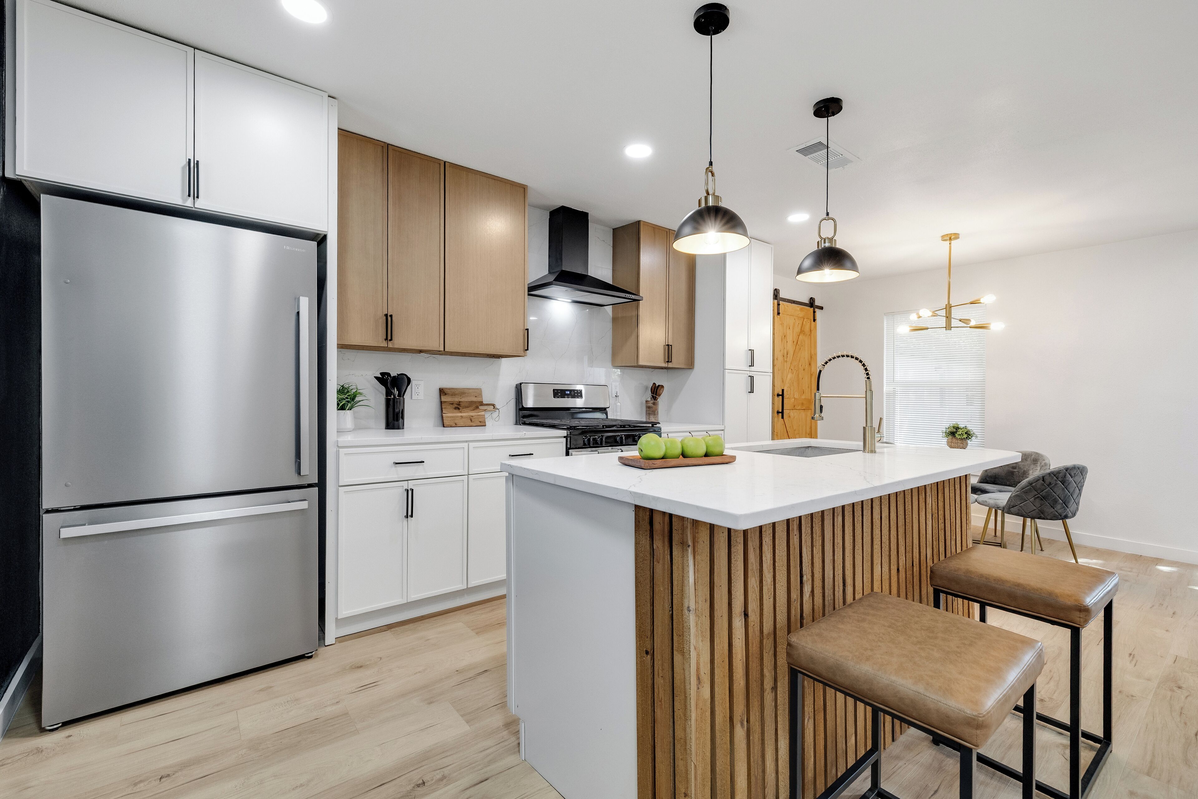 Een koelkast, een microgolfoven, een kookplaat, een vaatwasser