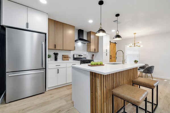 Fridge, microwave, stovetop, dishwasher