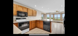 Jääkaappi, mikroaaltouuni, uuni, liesi