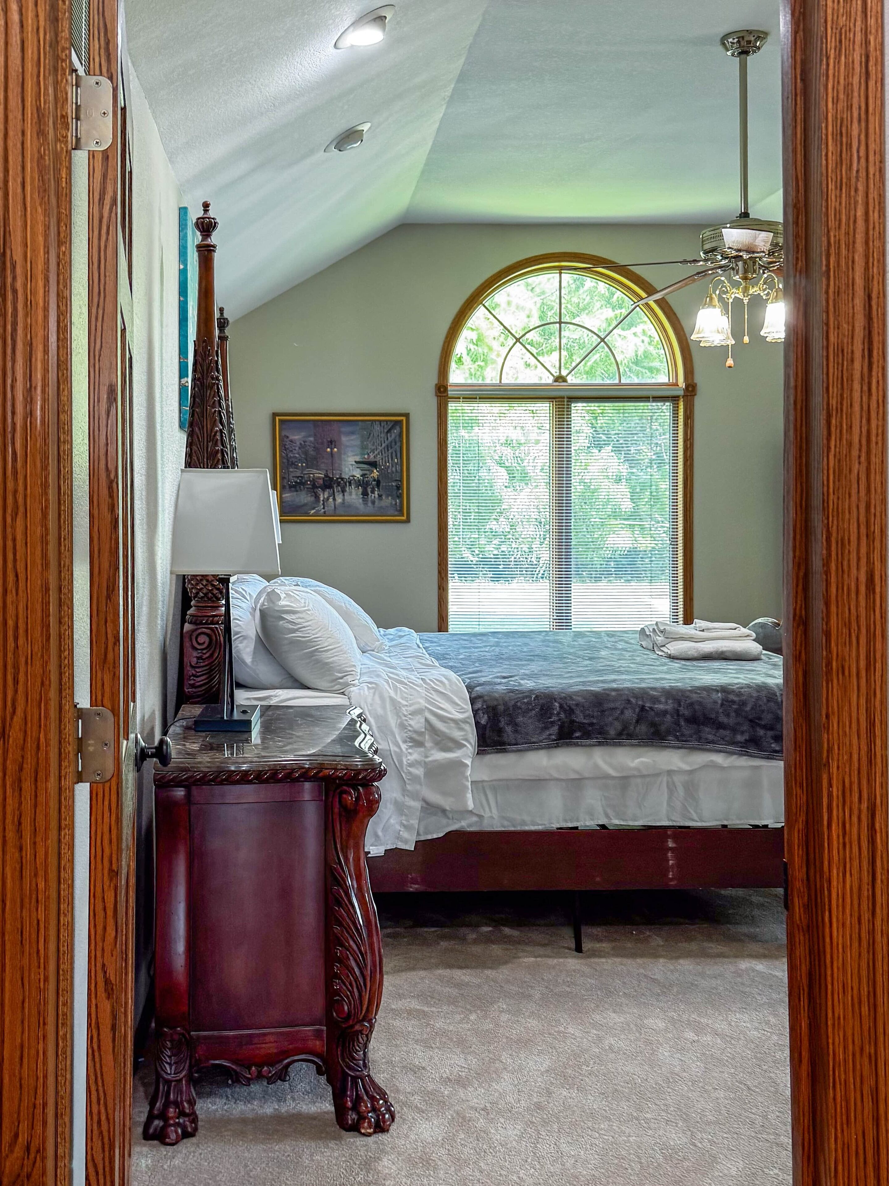 6 bedrooms, iron/ironing board, WiFi, bed sheets