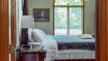 6 bedrooms, iron/ironing board, WiFi, bed sheets