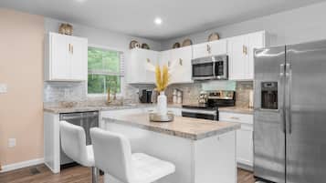 Microondas, horno, parrilla de estufa y lavavajillas